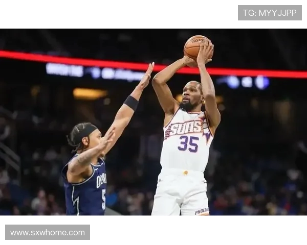 杜兰特半场手感冰凉11投仅4中三分0中0 仅得12分4篮板2助攻